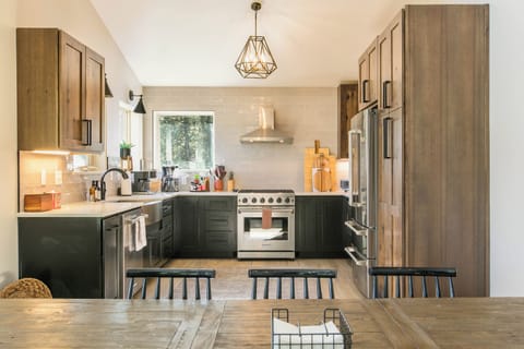 We can't get enough of this sleek modern kitchen