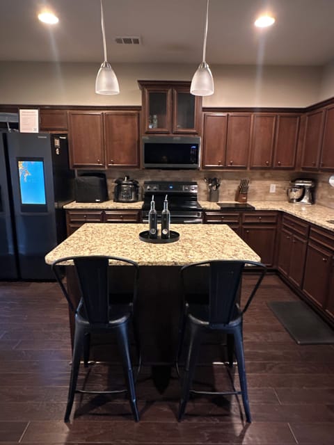 A cooks dream! State of the art black stainless steel smart appliances!