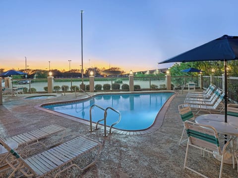 Seasonal: Outdoor pool