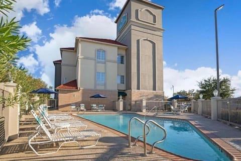 Seasonal: Outdoor pool