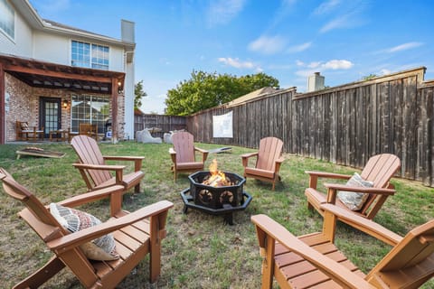 Backyard patio with seating for 6 around fire pit