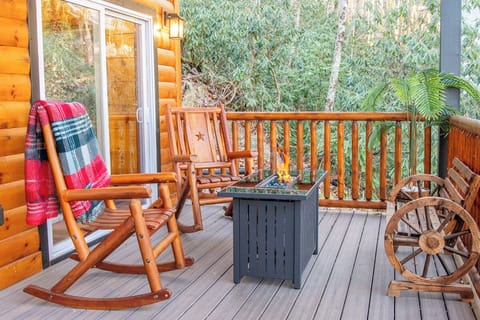 Three Little Bears' relaxing deck w/ fire pit