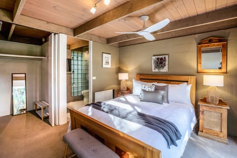 Relaxing queen bed with ensuite and walk in robe