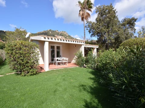 Plant, Furniture, Table, Building, Sky, Chair, Cloud, Shade, Window, Wood