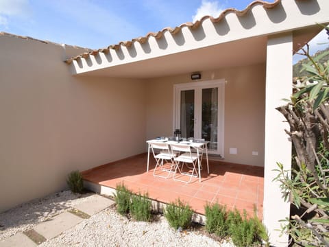 Plant, Furniture, Table, Building, Sky, Chair, Cloud, Shade, Window, Wood