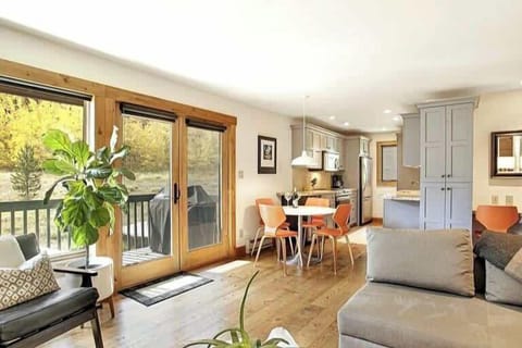 Lots of natural light from the south-facing balcony!