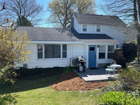 Side entry into breakfast nook. 