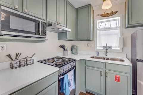 Full kitchen with cooking essentials to ensure easy meal prep.