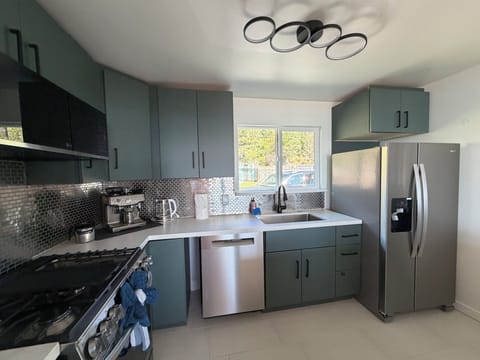 Brand new remodeled kitchen (Nov 2025). Plus new white goods & kitchenware.