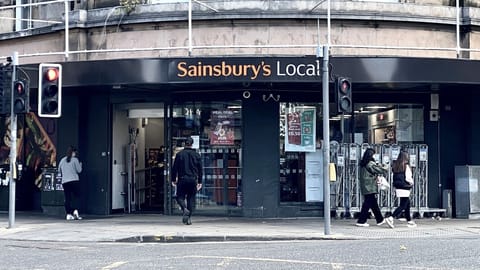 3 minutes walk to Supermarket