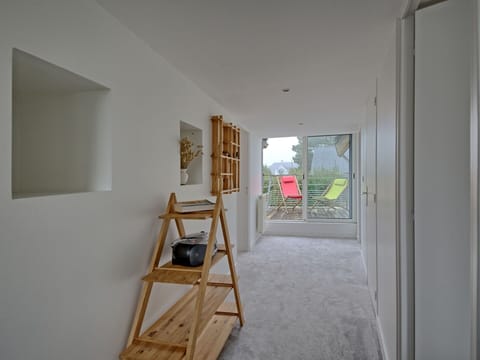 Wall, Flooring, Wood, Floor, Interior Design, Ceiling, Apartment, Room, Hardwood, Wood Stain