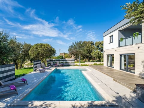 Water, Cloud, Sky, Plant, Property, Swimming Pool, Window, Building, Azure, Tree