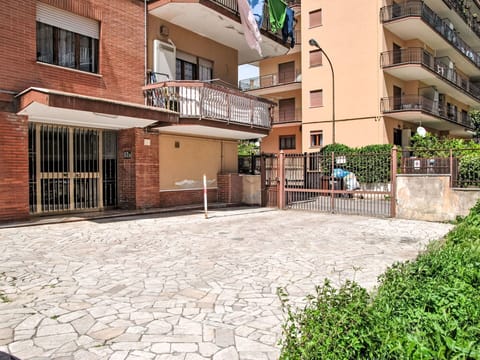 Plant, Building, Window, Road Surface, Urban Design, Flooring, Condominium, Residential Area, Real Estate, Sidewalk