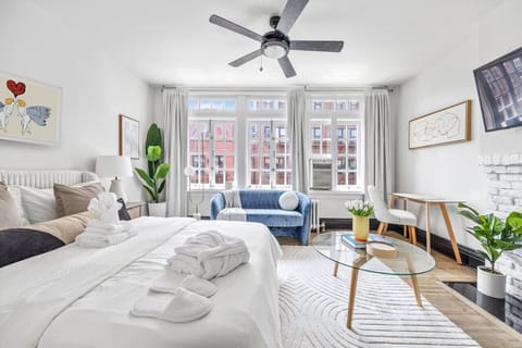 Elegant, spacious and naturally lit space for a warm ambiance