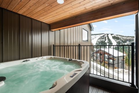 Indoor spa tub