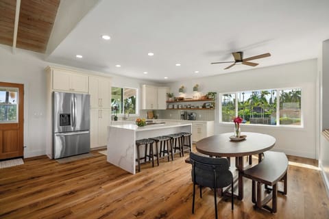 Beautiful kitchen with 4 counter stools and a table for 8-10 ppl.