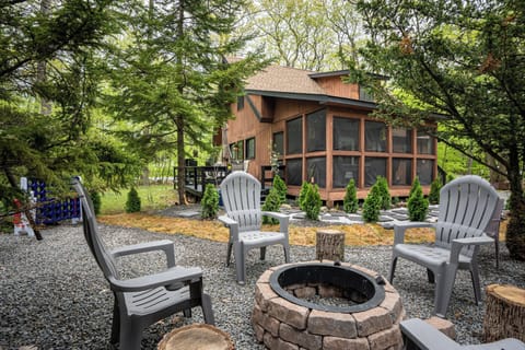 Tobyhanna Vacation Rental | 2BR | 2BA | 1,152 Sq Ft | 3 Steps to Enter