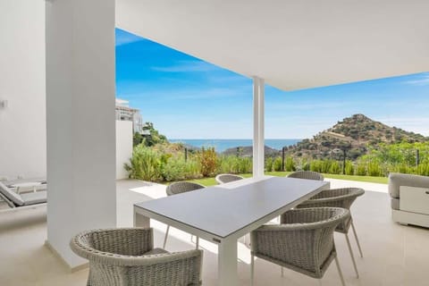 Private terrace with sea views - dinning area