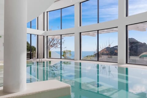 Indoor swimming pool & Spa