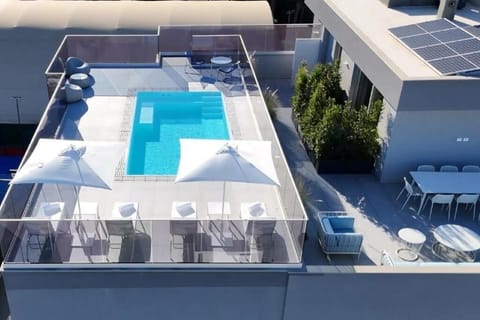 Piscina esterna in attico, riscaldata con acqua salata e idromassaggio.
