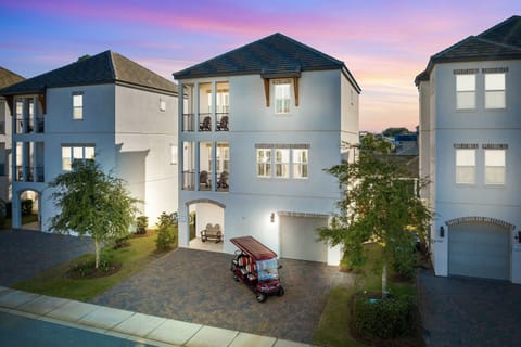6-seat Golf Cart FREE during your stay! 2 minutes to the beach. Sleeps 18, 7 bedrooms, 5.5 bath, and 12 beds. Heated pool and pavilion just steps from the home!