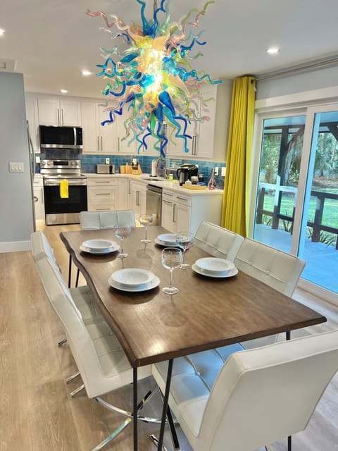 Seating for 6. Dishes and place settings for 6.