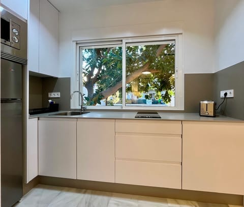 Cocina equipada con lavavajillas y lavadora