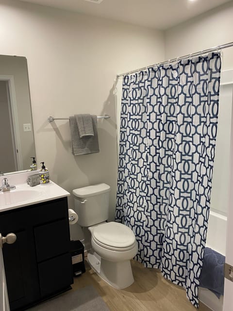 Full bathroom #2