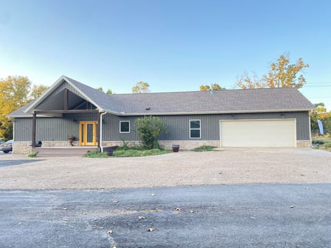 Charming 3 bed 2 bath home in Cave Springs 