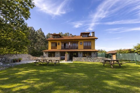 Property building,Patio,BBQ facilities,Garden,Balcony/Terrace