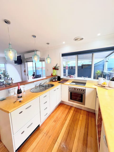 Full kitchen with dish washer, Miele oven, Bosch cook top, full fridge/freezer