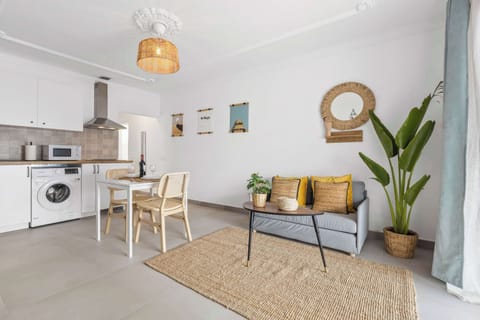 Disfruta del espacio amplio y luminoso de Palm Sunset, con su terraza XL ideal para relajarte bajo el sol y un estilo boho que te invita a desconectar. Reserva tu estancia y vive Lanzarote con todo el confort que mereces. 🌿✨
