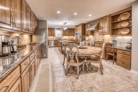 Eat in kitchen dining with coffee bar.