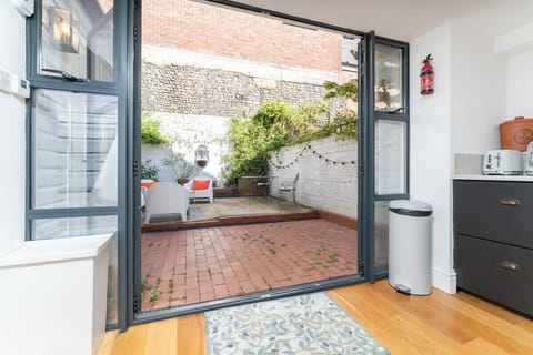 Sunny Terrace on Robert Street, Brighton and Hove - Host & Stay