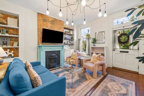 StayMagnolia | Living Room w/ Smart TV