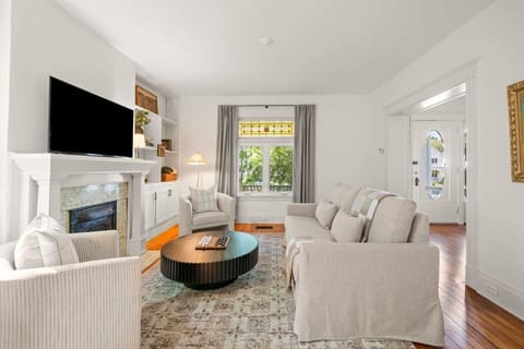 StayDrake | Living Room w/ Smart TV