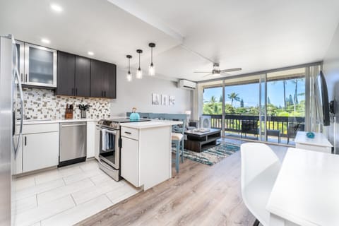 Newly renovated Kitchen, Luxury Vinyl Plank flooring, Cable/Smart TV, Queen sofa sleeper, Desk, quiet cold Split AC and floor to ceiling sliding glass door to Lanai