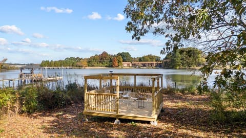 Relaxing waterfront backyard overlooking the Elizabeth River in Portsmouth