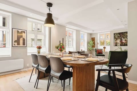 Hva er bedre enn å samle familien rundt et spisebord og nyte et godt måltid sammen.