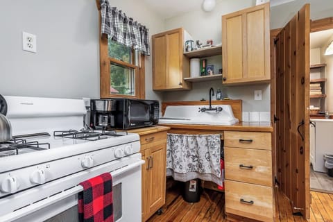 Fully Equipped Kitchen: Stove, oven, refrigerator, microwave, coffee maker, toaster, wine glasses, and all cooking basics