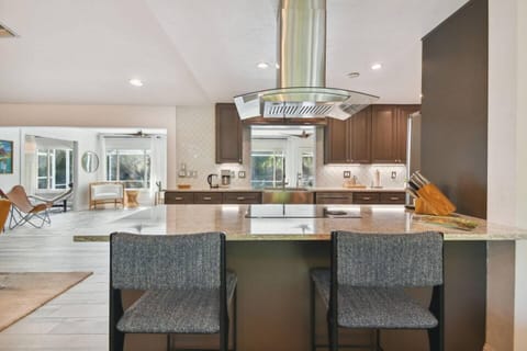 Breakfast bar in the kitchen