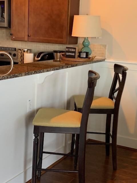 ADDITTIONAL SEATING AT THE BAR TO VISIT WITH THE COOK