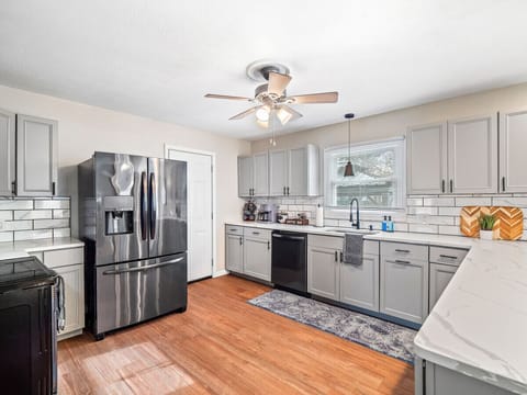 A bright and airy kitchen, perfect for cozy mornings and delicious dinners. Sunshine streams in, illuminating the gleaming stainless steel appliances. ✨ #dreamkitchen