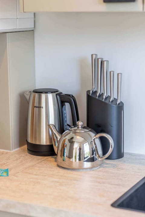 Fully equipped kitchen with modern appliances. 🍳
