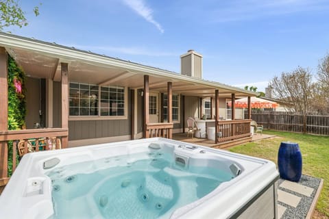 Sylish retreat with Viking Hot tub, BBQ grill and covered patio to relax outside