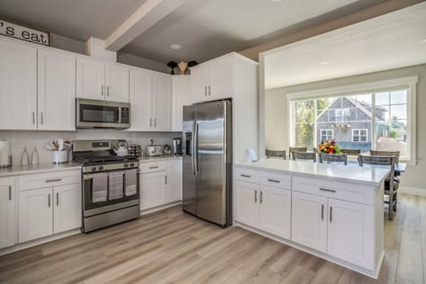 6' granite counter would make a nice workspace. Water view while working.