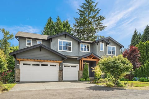 Welcome to our cozy home, ideally situated in the vibrant heart of Downtown Bellevue! This inviting space serves as the perfect base for your adventures, surrounded by an array of shops, restaurants, and attractions just moments away.