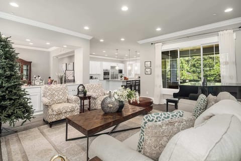 This open and airy living space perfectly combines comfort with modern style. The large windows flood the room with natural light, creating a warm and inviting atmosphere.
