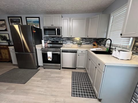 Fully remodeled, well stocked kitchen. coffee maker, toaster, blender