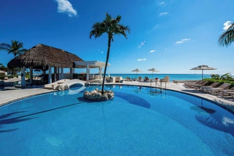 Swim-up pool bar with sea views